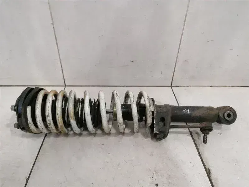 Porsche 911 (964) Porsche 911 993 shock absorber rear 99333305100 shock absorber rear left bow Body type: Coupe
Fuel: Petrol
