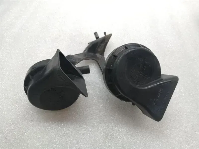 Porsche 911 (996) Porsche 911 996 horn set 99663520607 horn fanfare set Body type: Coupe
Fuel: Petrol