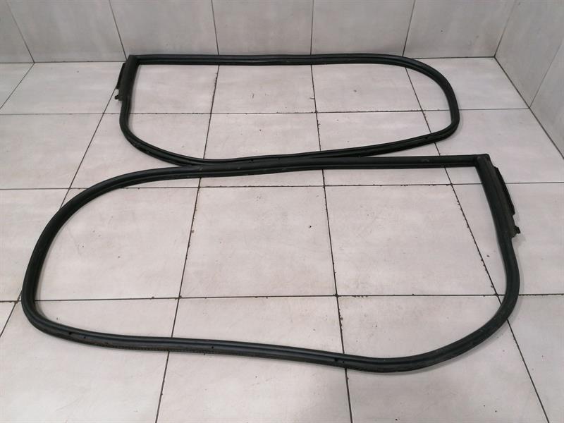 Porsche 911 (996) Porsche 911 996 Door Seal Set 99653707503 Door Seals Set L+R Body type: Coupe
Fuel: Petrol