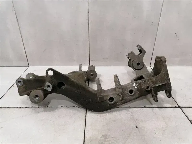 Porsche 911 (996) Porsche 911 996 Subframe Rear Left 99633115500 Axle Frame Rear Axle Left Body type: Targa
Fuel: Petrol