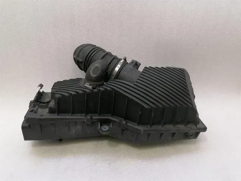 Porsche 911 (996) Porsche 911 996 Air Filter Box 99611002156 Air Filter Box Body type: Coupe
Fuel: Petrol