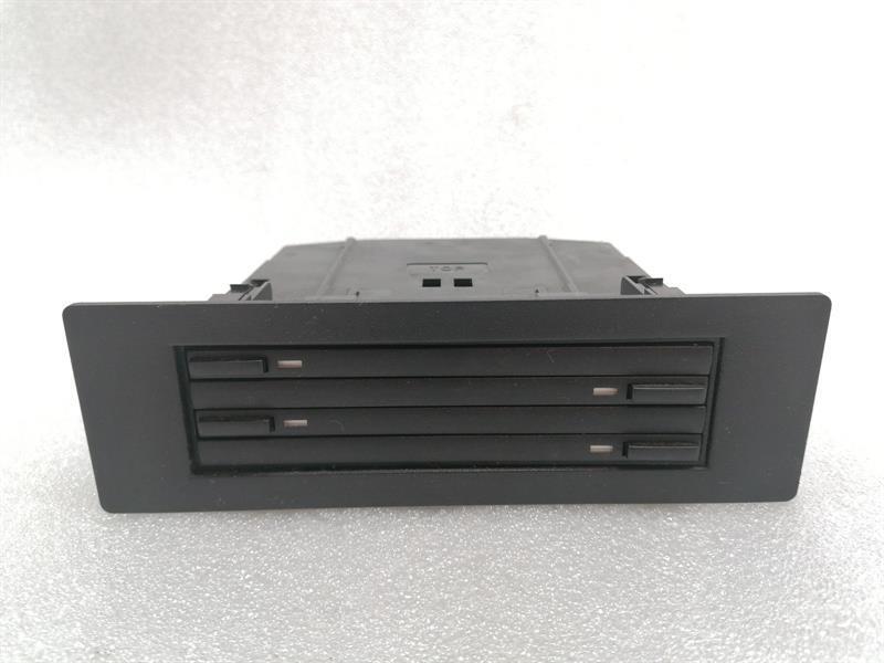 Porsche 911 (996) Porsche 991 996 CD Changer Deck 99655244300 CD Changer Storage Tray Body type: Coupe
Fuel: Petrol