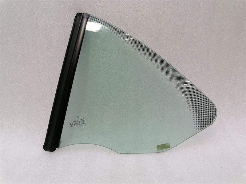 Porsche 911 (996) Porsche 911 996 left rear quarter glass 99654311108 door window 1/4 rear L convertible Body type: Convertible
Fuel: Petrol