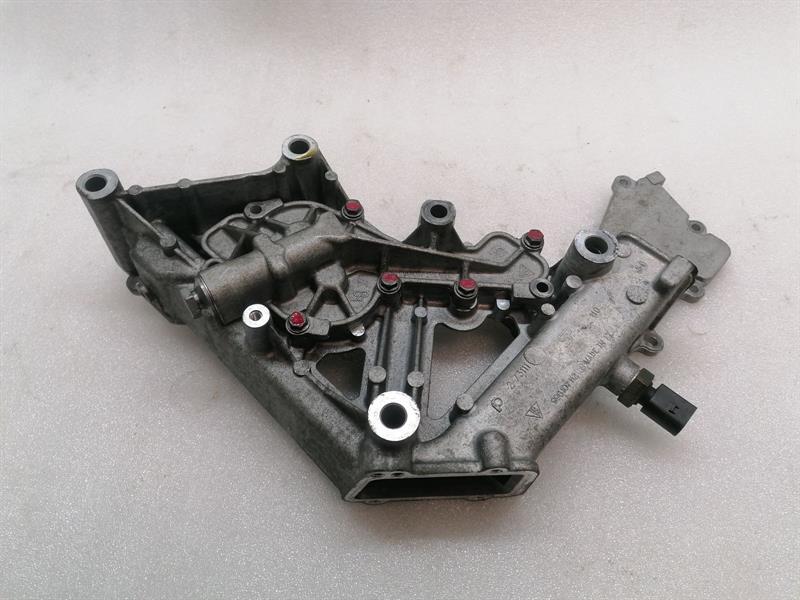 Porsche 911 (996) Porsche 911 996 oil pump 99610701202 oil pump oil auxiliary pump Body type: Convertible
Fuel: Petrol