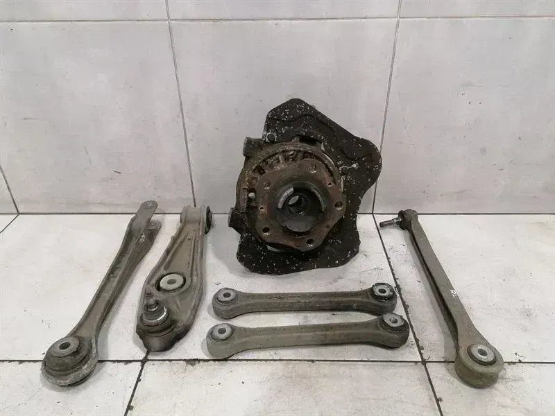 Porsche 911 (996) Porsche 911 996 Left Rear Hub 99633111106 Wheel Bearing Housing Rear Left Body type: Coupe
Fuel: Petrol