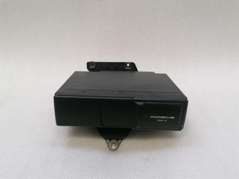 Porsche 911 (996) Porsche 911 996 CD Changer 99664514002 CD Changer Body type: Coupe
Fuel: Petrol