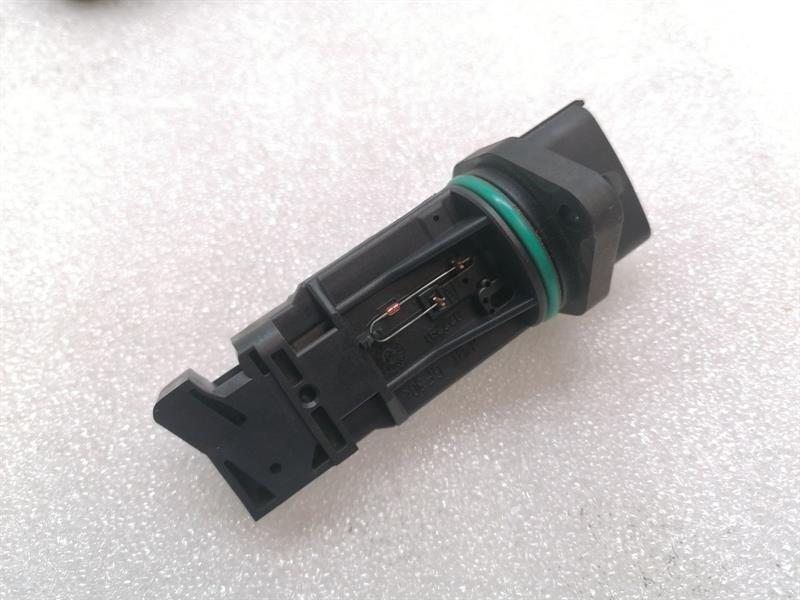 Porsche 911 (996) Porsche 911 996 Air Flow Meter 98660612501 Air Mass Meter Body type: Convertible
Fuel: Petrol