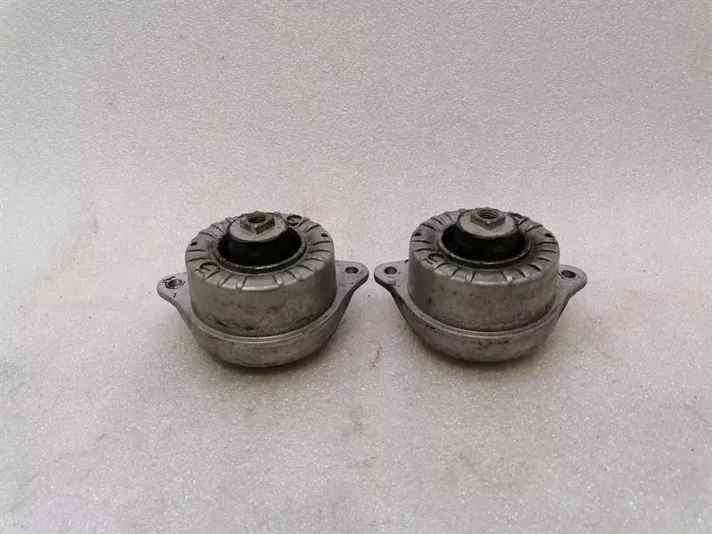 Porsche 911 (996) Porsche 911 996 Engine Mount Set 99337504906 Engine Holder Set Body type: Convertible
Fuel: Petrol