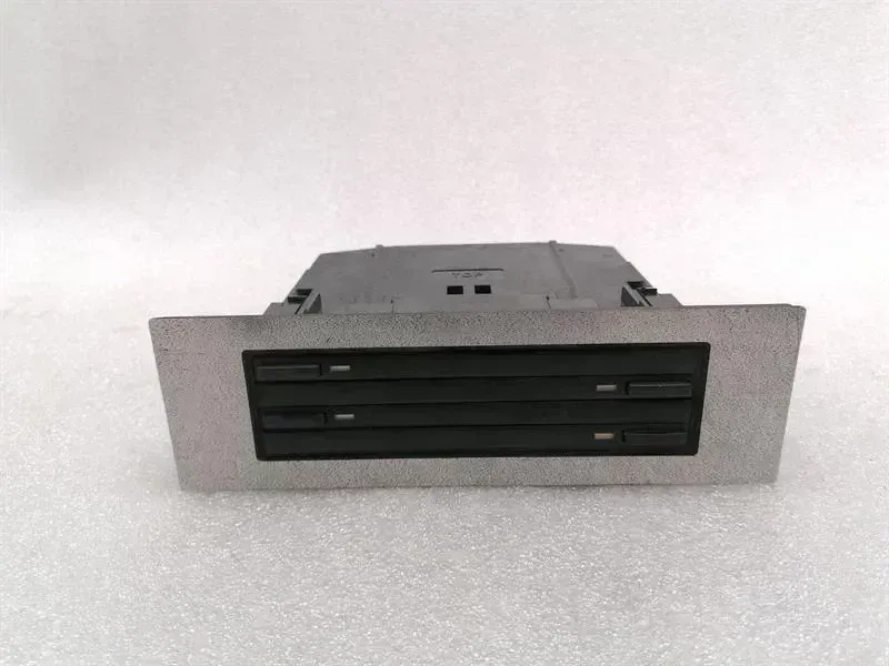 Porsche 911 (996) Porsche 991 996 CD Changer Deck 99655244300 CD Changer Storage Tray Body type: Convertible
Fuel: Petrol