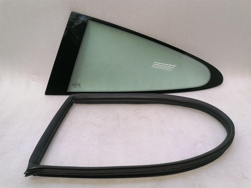 Porsche 911 (996) Porsche 911 997 left rear quarter glass 99754311100 door window 1/4 rear left Body type: Coupe
Fuel: Petrol