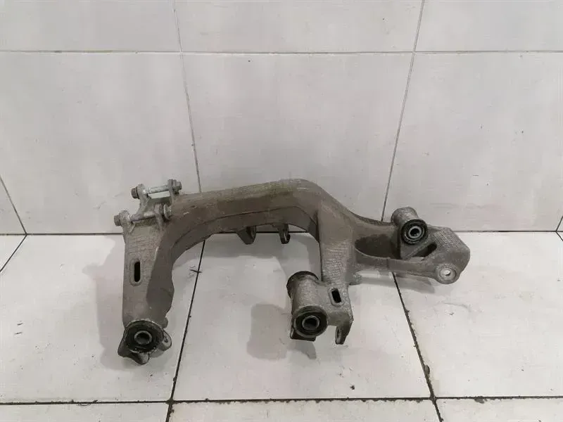 Porsche 911 (996) Porsche 911 997 subframe rear 99733115203 axle frame rear axle right right Body type: Coupe
Fuel: Petrol