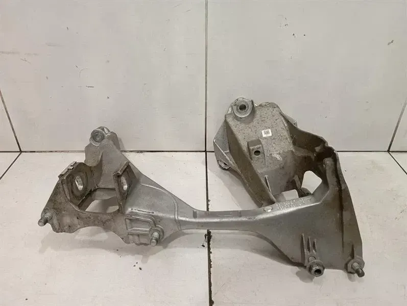 Porsche Boxster (981) Porsche Cayman 981 Subframe Rear Left 98133115106 Axle Frame Rear Axle Left Body type: Coupe
Fuel: Petrol