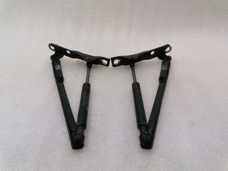 Porsche Boxster (987) Porsche Cayman 987 Bonnet Hinge Set 99751115101 Hood Hinge Set Body type: Coupe
Fuel: Petrol