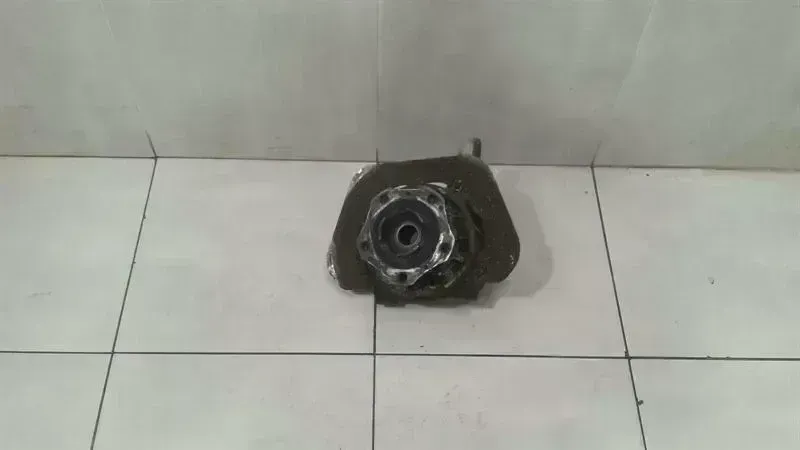 Porsche 911 (996) Porsche 911 996 Left Rear Hub 99633111106 Wheel Bearing Housing Rear Left Body type: Coupe
Fuel: Petrol