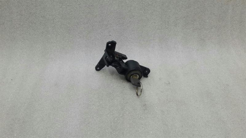 Porsche 911 (996) Porsche 911 996 Console Lock 99655209700 Console Lock Key Set Key Set Body type: Convertible
Fuel: Petrol