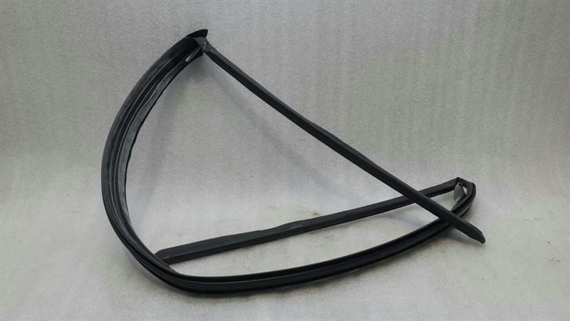 Porsche 911 (996) Porsche 911 996 Windshield Seal 99653707701 Gasket Windshield Convertible Body type: Convertible
Fuel: Petrol