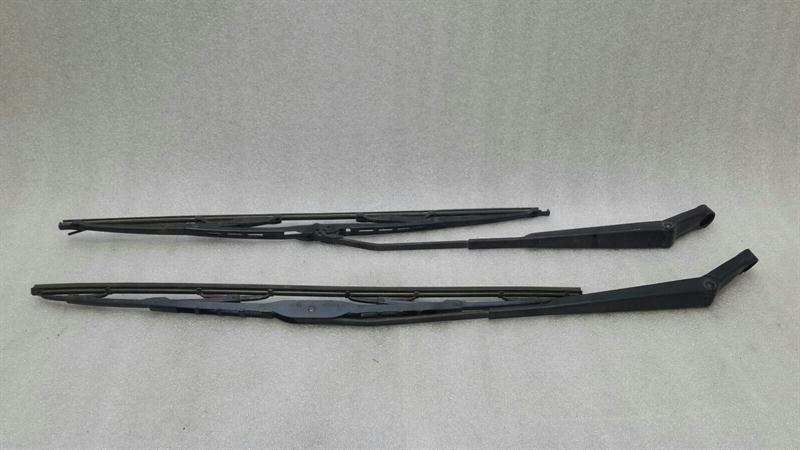 Porsche 911 (996) Porsche 911 996 RHD Wiper Arm Set 99662890108 Right Hand Handlebar Body type: Convertible
Fuel: Petrol