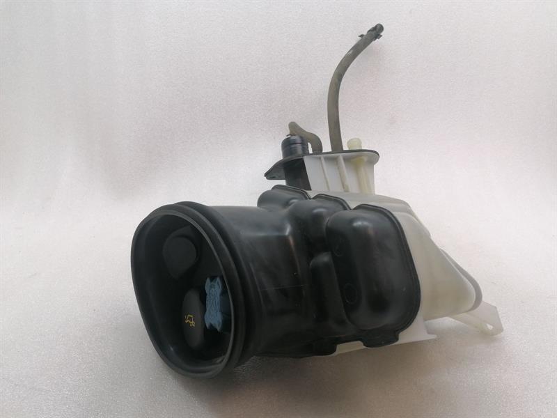 Porsche Boxster (987) Porsche Boxster 987 Expansion Tank 98710604702 Balancing Tank Cooling Water Body type: Convertible
Fuel: Petrol
