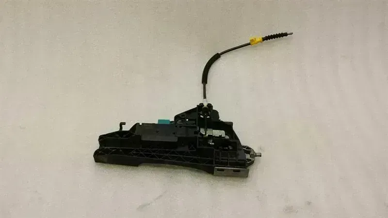 Audi A7 (4G) Audi A7 4G front left handle carrier 4H1837885 door handle carrier front left Body type: Saloon
Fuel: Gas