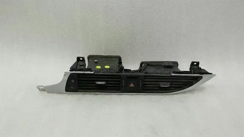 Audi A7 (4G) Audi A7 4G RHD Air Vent 4G1820951 Right Handlebar Body type: Saloon
Fuel: Gas