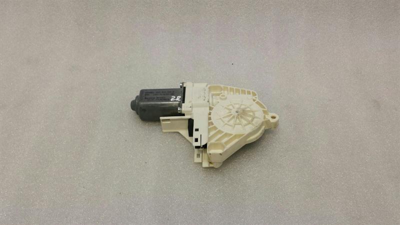 Audi A7 (4G) Audi A7 4G door window motor 8K0959801B window regulator motor Body type: Saloon
Fuel: Gas