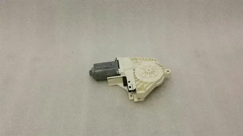 Audi A7 (4G) Audi A7 4G door window motor 8K0959801B window regulator motor front left Body type: Saloon
Fuel: Gas