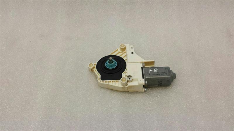 Audi A7 (4G) Audi A7 4G door window motor 8K0959802B window regulator motor front right Body type: Saloon
Fuel: Gas