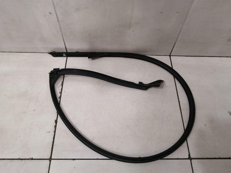 Mercedes-Benz A (W176) Mercedes Coupe W205 Front Right Door Seal A2056730298 Door Seals Body type: Coupe
Fuel: Petrol