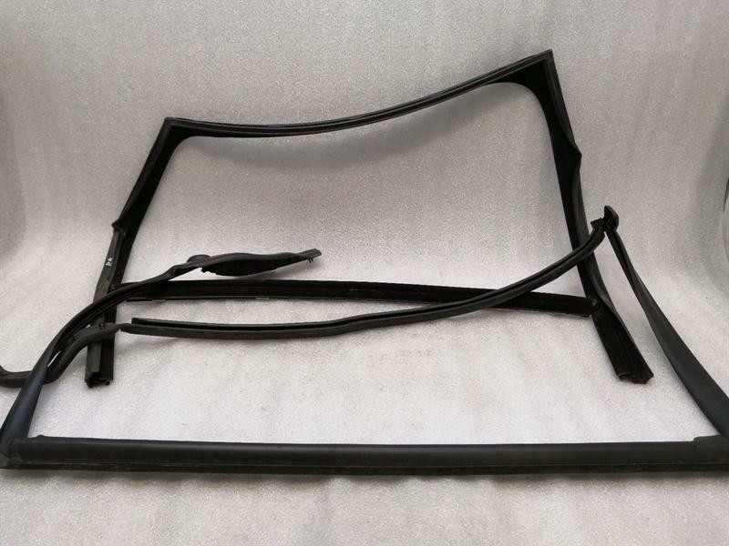 Land Rover Range Rover Sport (L494) Range Rover Sport L494 RRH Door Seal DK62-250A20-A Door Seals Rear Right Body type: SUV
Fuel: Diesel