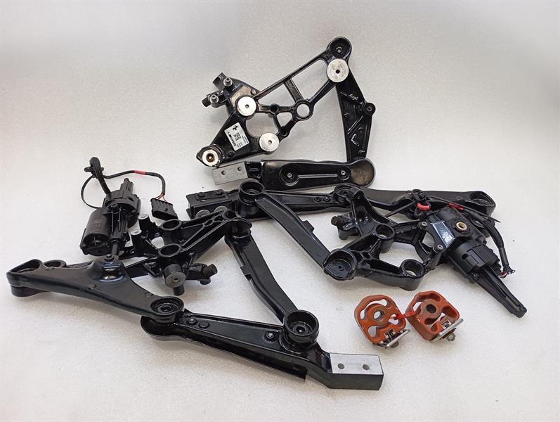 FERRARI 296 GTB 296GTB F171 SPOILER HINGE 1733020 HINGE DEFECTS Brand/Model: FERRARI 296 GTB F171
Engine: 2996 ...