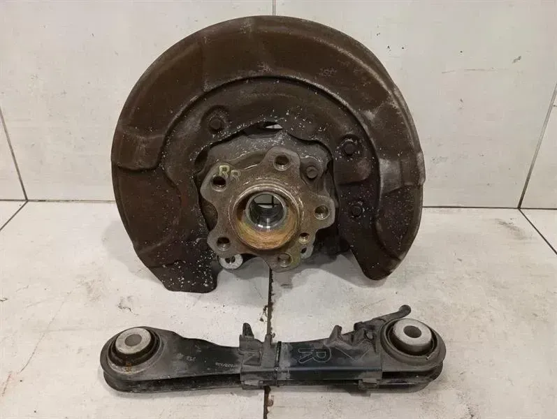 BMW 7 (G11 / G12) BMW 7 Series G11 Right Rear Hub 6865662 Wheel Bearing Housing Rear Right