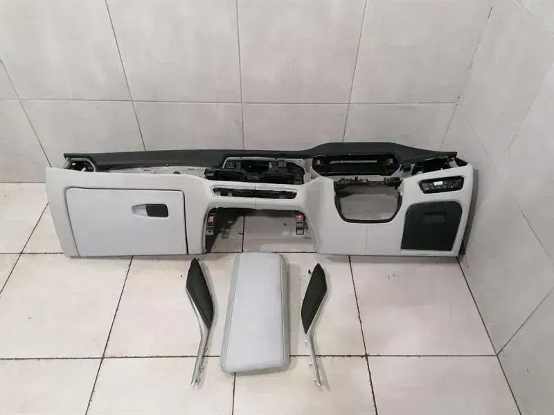 BMW 3 (G20 / G21) BMW 3 Series M3 G80 G20 Dashboard RHD LCI LEATHER Merino Silverstone (X3IA) Body type: Saloon
Fuel: Petrol