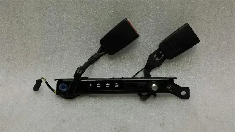 Mercedes-Benz A (W169) Mercedes S W221 belt buckle rear right A2218601269 belt buckle rear right Body type: Saloon
Fuel: Diesel