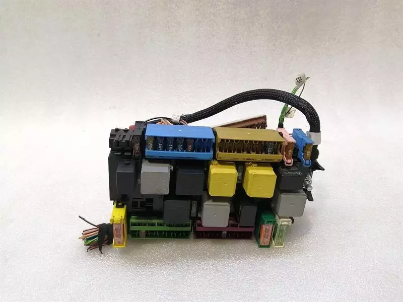 Mercedes-Benz A (W176) Mercedes G-Wagen W463 Fuse Box A1669063801 Fuse Box Body type: SUV
Fuel: Diesel