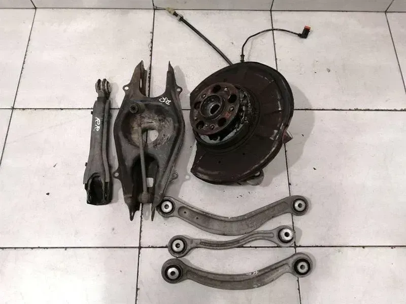 Mercedes-Benz CLS (C218) Mercedes CLS W218 right rear hub set A2123502208 wheel bearing housing rear right Body type: Saloon
Fuel: Diesel