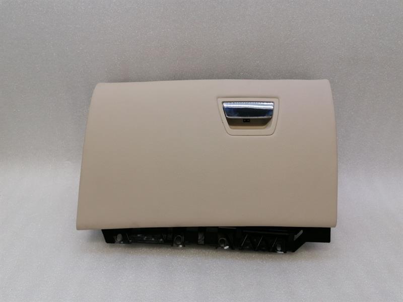 Maserati Quattroporte 2012-2024 MASERATI QUATTROPORTE VI M156 Glovebox 670016825 RIGHT HANDLEBAR RHD SAND