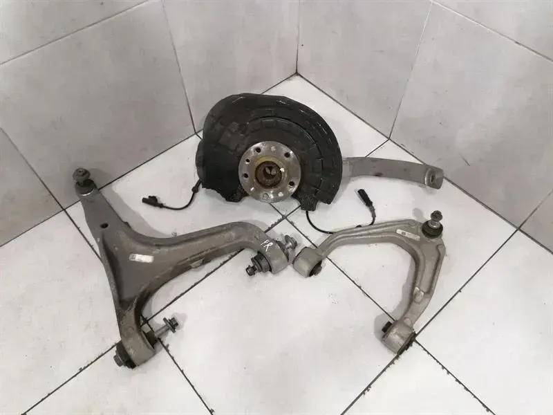 Maserati Quattroporte MASERATI QUATTROPORTE VI M156 Right Front Hub 670039101 Radlagergehäus Body type: Saloon
Fuel: Diesel