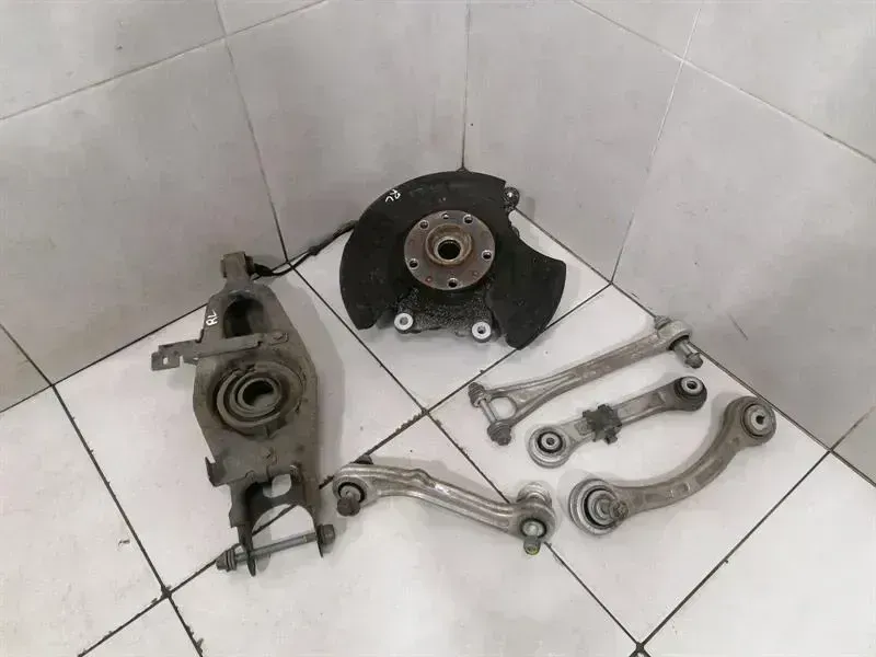 Maserati Quattroporte MASERATI QUATTROPORTE VI M156 Left Rear Hub 670035980 Wheel Bearing Housing Rear Li Body type: Saloon
Fuel: Diesel