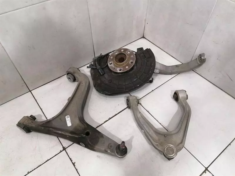 Maserati Quattroporte MASERATI QUATTROPORTE VI M156 Left Front Hub 670039063 Radlagergehäus Body type: Saloon
Fuel: Diesel