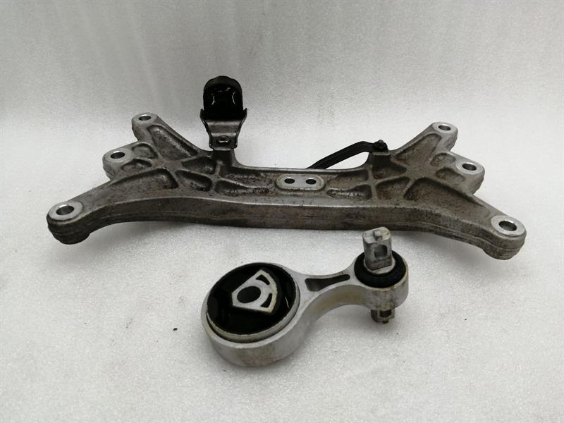 Maserati Quattroporte MASERATI QUATTROPORTE VI M156 Gearbox mount 670001738 Transmission Holder Body type: Saloon
Fuel: Diesel