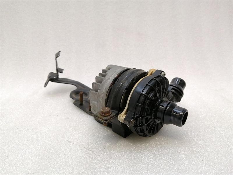 Mercedes-Benz A (W176) Mercedes S-Class W222 Additional Cooling Pump A0005001700 Coolant Pump Pump Body type: Saloon
Fuel: Diesel