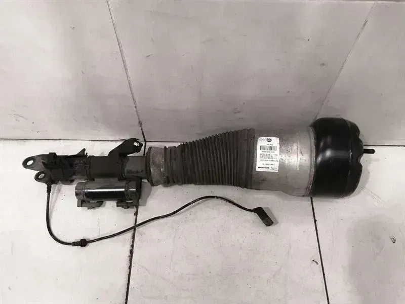 Mercedes-Benz A (W176) Mercedes S W222 Shock Absorber Front A2223202000 Shock Absorber Front Re Airmatic Body type: Saloon
Fuel: Diesel