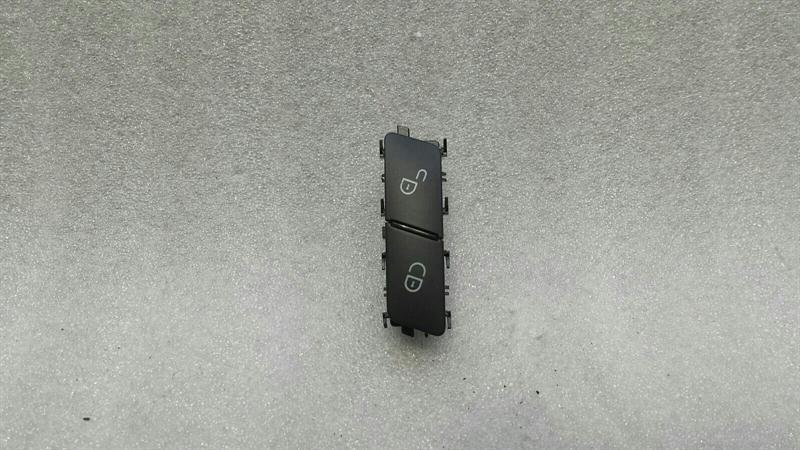 Mercedes-Benz A (W176) Mercedes GLS X166 front left door lock switch A2049058402 door switch left Body type: SUV
Fuel: Diesel
