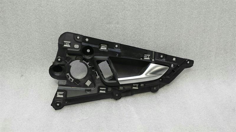 Audi A7 (4G) Audi A7 4G rear right door inner handle 4G8837020A interior door handle rear right Body type: Hatchback
Fuel: Diesel