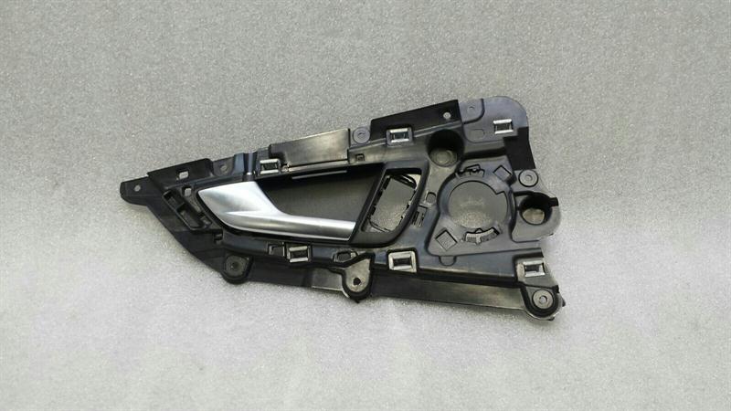 Audi A7 (4G) Audi A7 4G rear left door inner handle 4G8837019A interior door handle rear left Body type: Hatchback
Fuel: Diesel