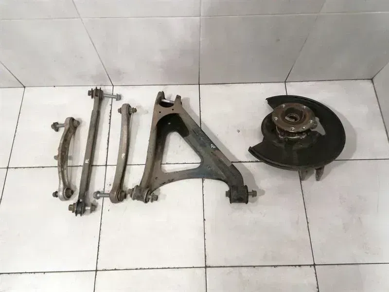 Porsche Cayenne Porsche Cayenne 958 92A Left Rear Hub 95833161101 Wheel Bearing Housing Rear Left Body type: SUV
Fuel: Diesel