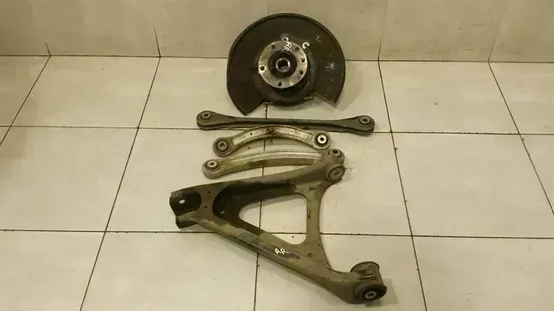 Porsche Cayenne Porsche Cayenne 958 right rear hub 95833161201 wheel bearing housing rear right Body type: SUV
Fuel: Diesel