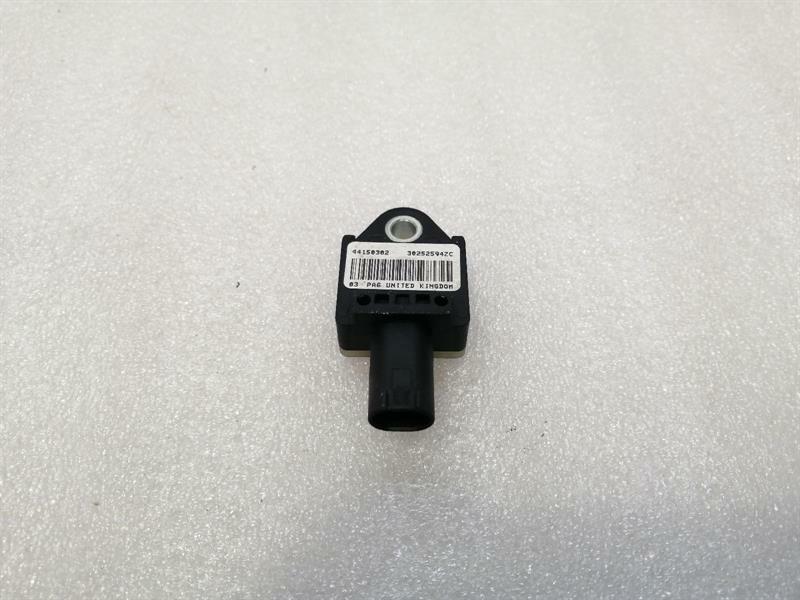 Porsche Panamera Porsche Panamera 970 crash sensor 97061822300 impact sensor SRS. Body type: Hatchback
Fuel: Petrol