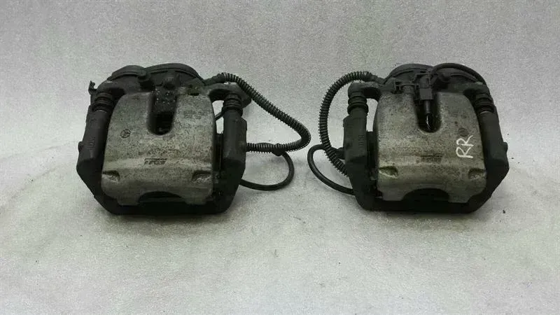 Mercedes-Benz A (W176) Mercedes S-Class W222 Rear Caliper Set A2314230781 Brake Caliper Rear Set Body type: Saloon
Fuel: Petrol