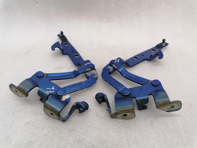 Maserati GranTurismo 2023-... Maserati Granturismo M145 Bonnet Hinge Set 81082700 Hood Hinge Set